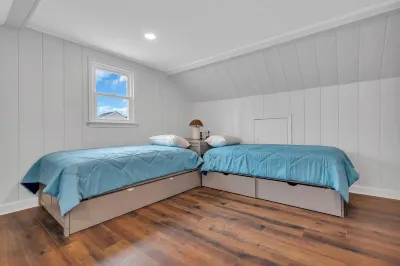 2 King Bedrooms. 2 Blocks to beach. Outdoor Seating Area. 75" TV w/ soundbar Hotels near Coin Castle