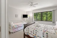 Spacious 4Bd, 3BA Pets Welcome! Pool, Tennis, Pickleball, Golf, Bike to Beach Hotels near Coligny Beach Park