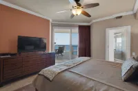 PENTHOUSE - TOP FLOOR - BEACHFRONT & CHAIRS - POOL - BALCONY - GYM-NEW ELEVATORS