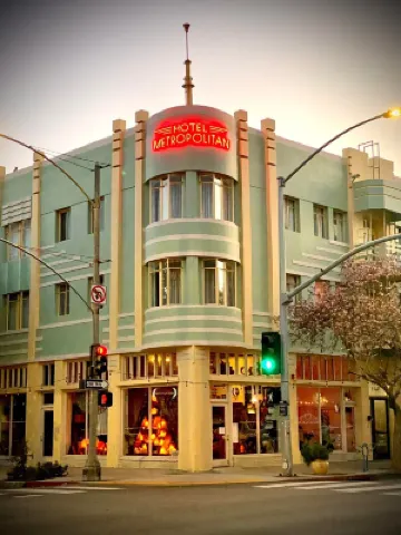 Hotel Metropolitan Hotels near Long Beach