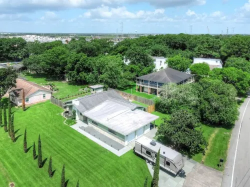 Bel · Boardwalk POOL Home w Bikes and Boat Parking Hotel a Kemah