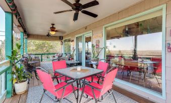 'the Treehouse' in Cherokee Village: Deck & Views