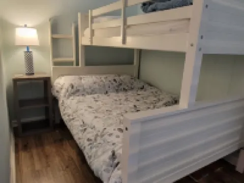 Best 1 Bedroom in SIC! 1 Block to the Beach.. A+ location .. Walk to Everything! 海島城酒店
