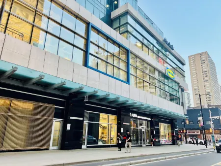 Altitude Suites on Yonge Отели рядом с достопримечательностью «Библиотека Торонто Паблик Лайбрари - Торонто Референс»