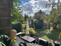 First floor apartment in a sandstone house (villa) with beautiful garden. Hôtels à : 