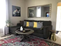 Artistic Retreat - Walk Downtown, Sparkling Clean!