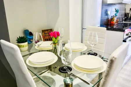 Lovely one bedroom flat with free parking town center Отели в г. Касл