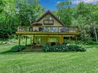 Ellicottville Chalet with beautiful storybook creek 曼斯費爾德酒店