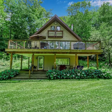 Ellicottville Chalet with beautiful storybook creek