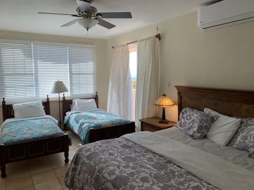 Amazing Ocean Views, 2 Restaurants Walking Distance