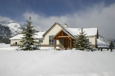 Couples, Families-BEST VIEWS 10 ACRES 2100 SQFT 3 min TO TOWN, 5 TO SLOPES Hotels near Kebler Pass