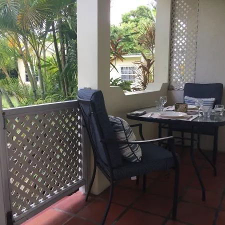 Ground Floor Apt with garden only 3 mins walk to Beach and Beach Club