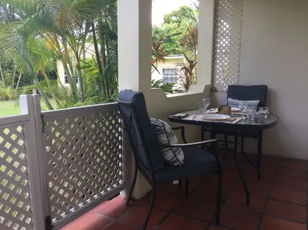 Ground Floor Apt with garden only 3 mins walk to Beach and Beach Club Отели в г. Холтаун