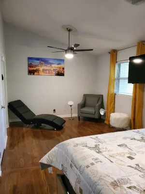 Relaxing condo getaway Hotels near Haysland Square