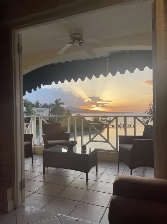 1 Bedroom Ocean view Apartment, The Lagoons Отели в г. Монтего-Бей