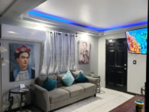 Private Gorgeous Cozy Modern home/5 min Drive from beach, righ across from park