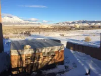 Blue Bird Farm - Spacious Stylish 5 bed/3 bath Taos Farmhouse with AC