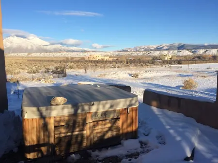 Blue Bird Farm - Spacious Stylish 5 bed/3 bath Taos Farmhouse with AC