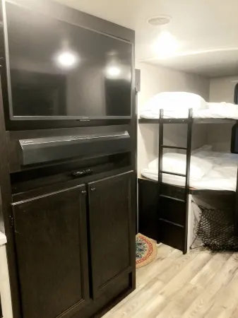 The Magnolia House RV 2022 Riverfront Sleeps 5 Отели в г. Бакстер