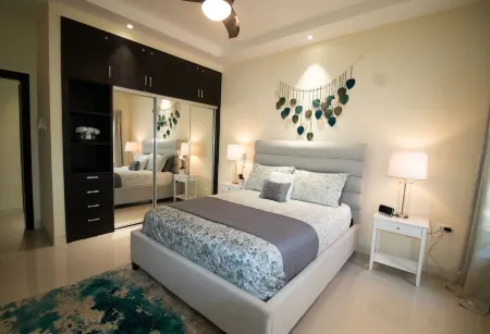 Family friendly, contemporary home w/rooftop terrace - 5 min from the beach Отели рядом с достопримечательностью «Тертл Ривер Фолс & Гарденс»