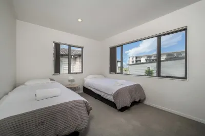 Spacious 7 BRs & 4.5 BHs house on Longhorn Drive Barry Curtis Park附近的飯店