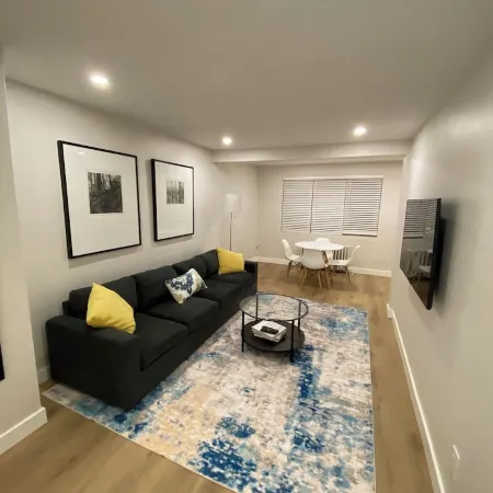 Newly Renovated 2 Bedroom Beauty! Located in Port Credit, Mississauga. Отели рядом с достопримечательностью «Шеридан»