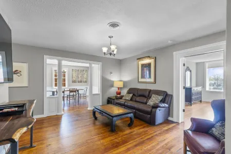 Downtown 4BR with 2 King Beds! Walking distance to SEMO and the River Front. Отели рядом с достопримечательностью «Crisp Museum»