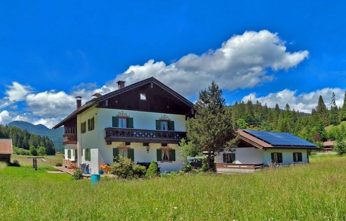 Stylish and cozy holiday home in Klais with terrace and garden, near MIttenwald.