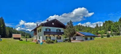 Stylish and cozy holiday home in Klais with terrace and garden, near MIttenwald. Hotels near Barmsee