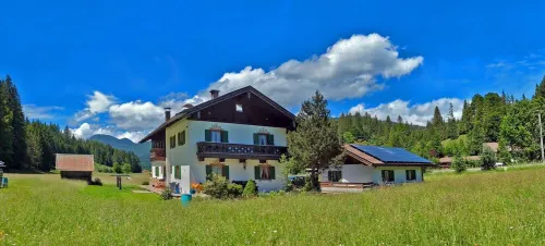 Stylish and cozy holiday home in Klais with terrace and garden, near MIttenwald.