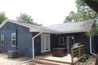 Beach house 3BR/3.5BA 5 minute walk to bay with extra parking for a boat/RV Отели рядом с достопримечательностью «Island Style»