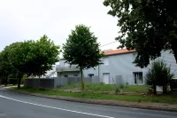 Flat T5 luminous of 100 m2 (3 rooms) with balcony and parking Hotels in Fouras