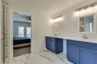 Blue Manor Luxury Home *15 min. from Airport*