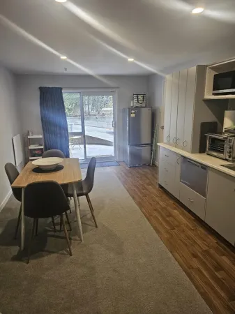 Studio Apartment 100 meters from lake and walking track Отели в г. Кромвель