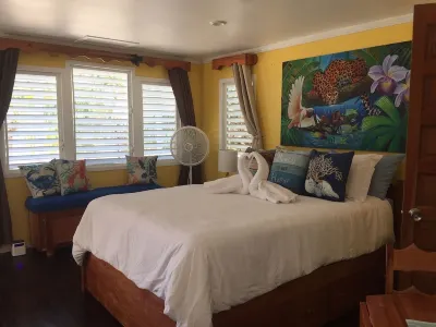 Beach Front Cottage in the heart of Placencia Village