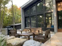 MCCRACKEN’S MID CENTURY MODERN LUXURY COTTAGE Hotels in Douro-Dummer