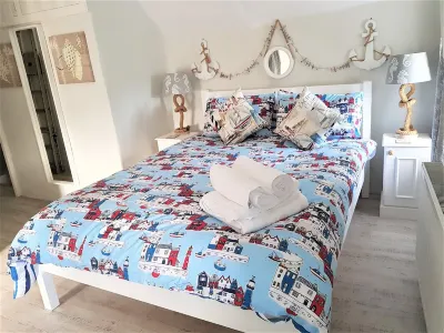 Charming  Listed Thatched Cottage with parking and short walk to sandy beach . Hotels near Crantock Beach