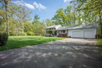1-Acre Oasis 15 Min to DC and Tyson’s: Kid-Friendly Haven with In-Law Suite Total Wine & More附近的飯店