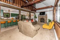 Robin's Nest ~ Hot tub ~ Firepit ~Kids Indoor Treehouse ~Gameroom ~Close to Ski