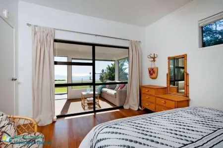 Beachside Bach - Long Beach - Absolute beachfront!  Great family holiday home. Отели в г. Рассел