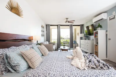 Stunning Beach Condo with Balcony- King Bed