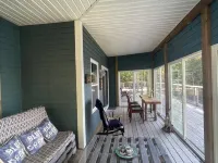 Blue Lodge with cozy winter garden and direct lake access Hotels in Lunenburg