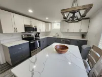 Lake Front, Family fun- Sleeps 8, Newly modern remodeled 3bed/2bath private dock