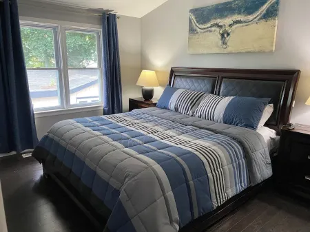 BOOK NOW!! King bed! Entire Home! Perfect location. 5 star accommodation!!