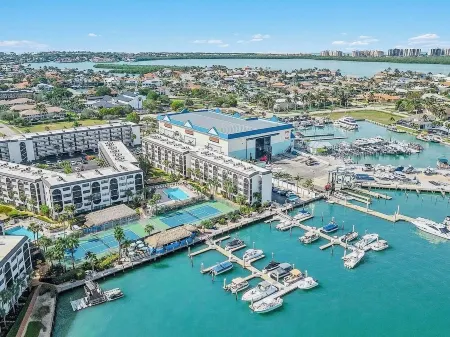 Beautiful Waterview-Modern 2 Bed - Pool, Marina, Near Beach Отели в г. Марко-Айленд