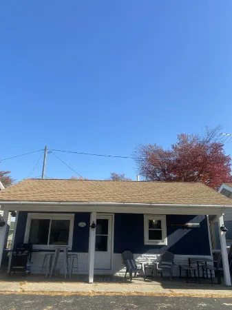 Cute, cozy, updated cottage just steps from gorgeous Houghton Lake