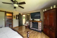 Large quiet estate property in beautiful natural surroundings. Hotels in LaSalle