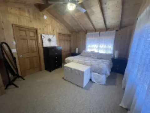 Gorgeous Chalet Getaway with Cabin Feel sleeps 10 at Innsbrook Resort Hotels in Innsbrook