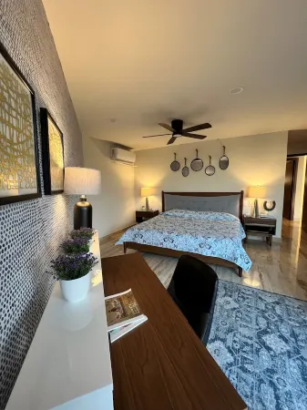 Exclusive Penthouse Retreat: Private Rooftop Pool & Premier Resort Facilities