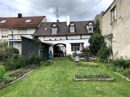 Gemütliche 2-zimmer-wohnung, Großer Garten, Zentral Gelegen Отели в г. Эммендинген